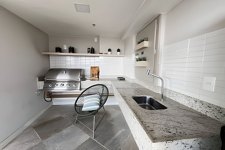 Studio: 5-Star Comfort and Pool Awaiting You.