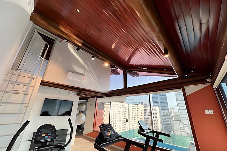 Studio: 5-Star Comfort and Pool Awaiting You.