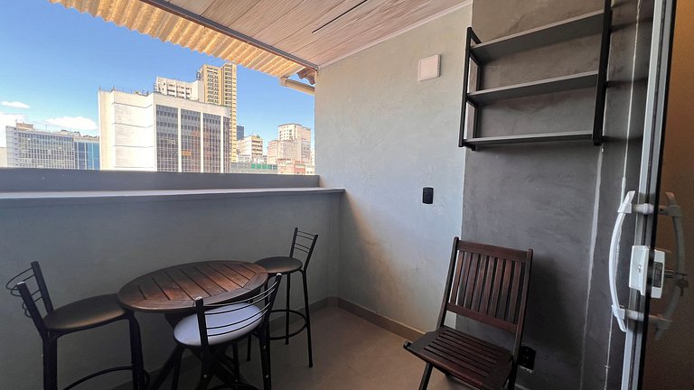 Apartamento com varanda pertinho de tudo no Centro, comercio