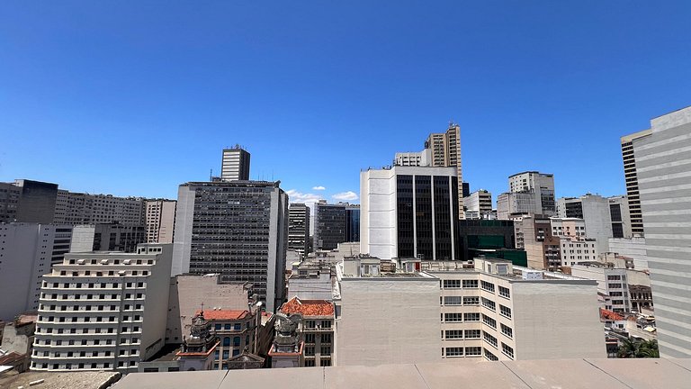 Apartamento com varanda pertinho de tudo no Centro, comercio