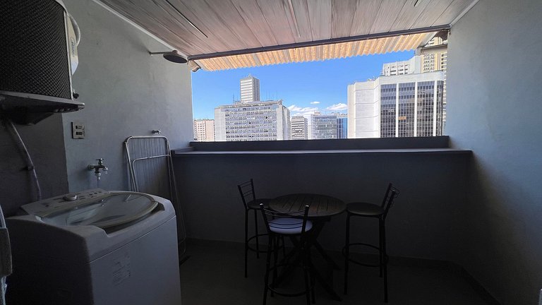 Apartamento com varanda pertinho de tudo no Centro, comercio