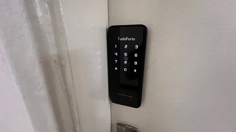 Apartamento com varanda pertinho de tudo no Centro, comercio