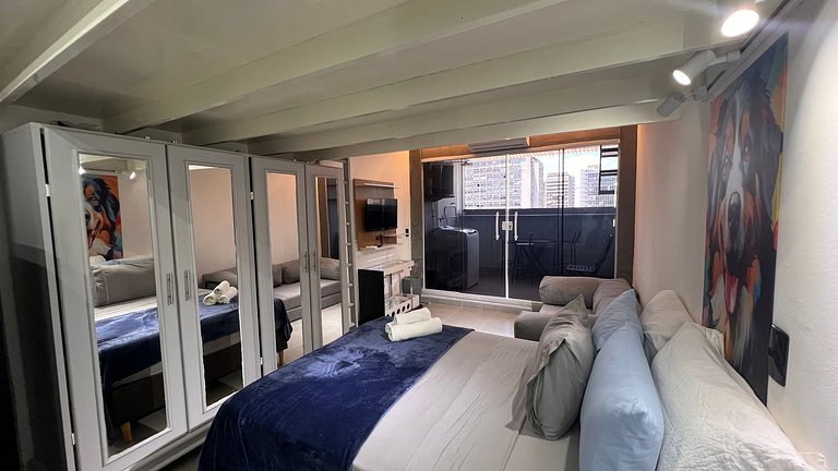 Apartamento com varanda pertinho de tudo no Centro, comercio