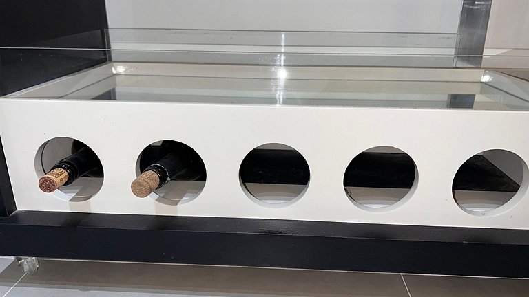 Apartamento com varanda pertinho de tudo no Centro, comercio