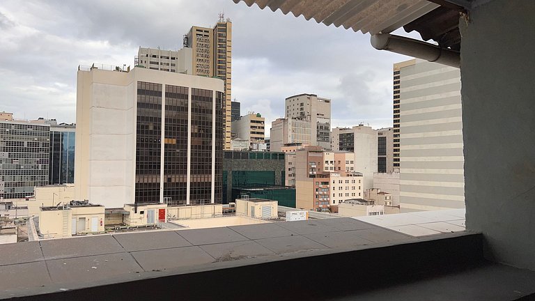 Apartamento com varanda pertinho de tudo no Centro, comercio