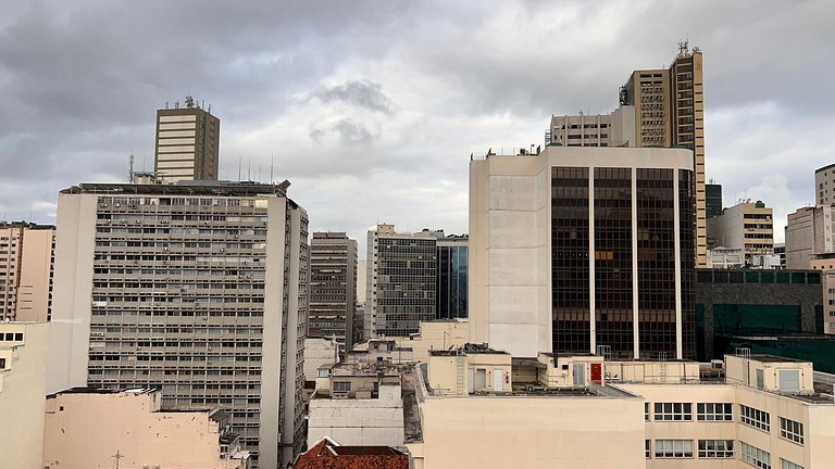 Apartamento com varanda pertinho de tudo no Centro, comercio