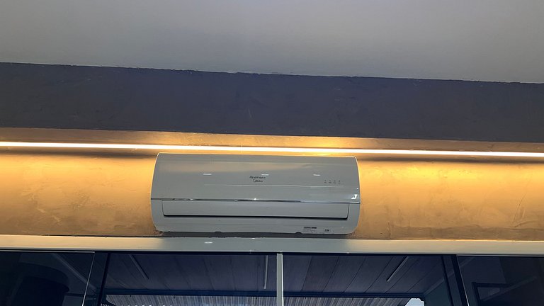 Apartamento com varanda pertinho de tudo no Centro, comercio