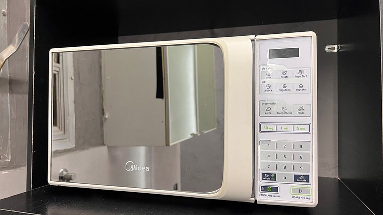 Apartamento com varanda pertinho de tudo no Centro, comercio