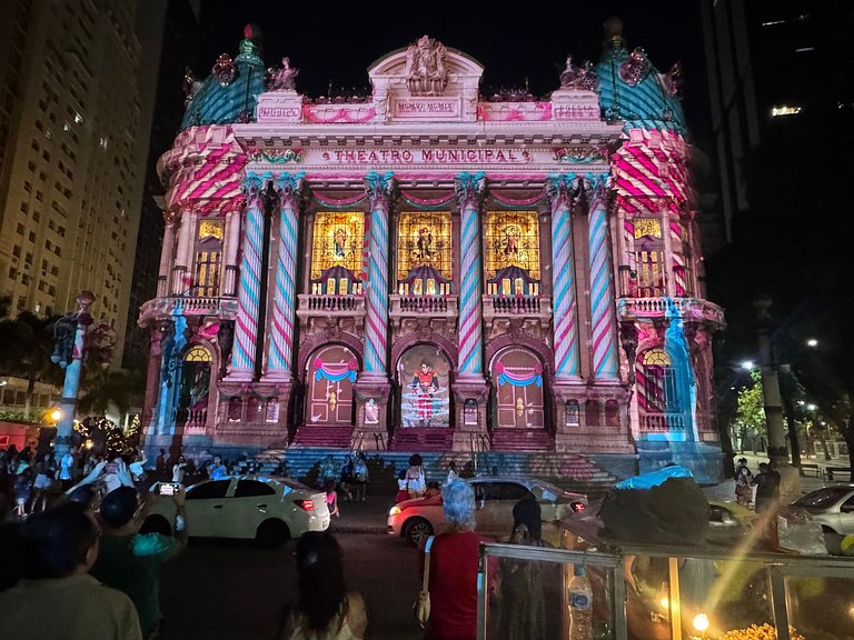 Luxuoso e moderno, Em frente ao metro e 3km das Praias