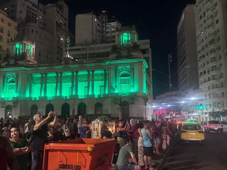Luxuoso e moderno, Em frente ao metro e 3km das Praias