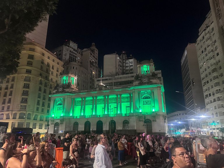 Luxuoso e moderno, Em frente ao metro e 3km das Praias