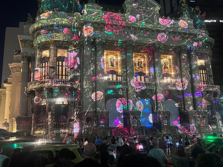 Luxuoso e moderno, Em frente ao metro e 3km das Praias