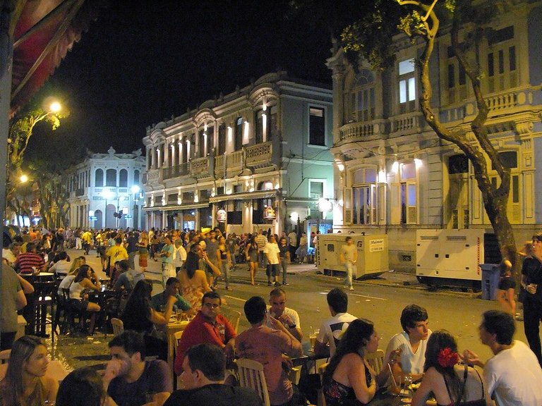 Apartamento com varanda pertinho de tudo no Centro, comercio